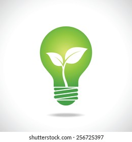 Lâmpada verde com folhas no interior sobre fundo branco. Conceito ecológico.