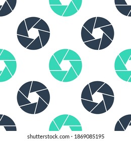 Green Camera shutter icon isolated seamless pattern on white background. Vector.