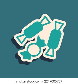 Icono de Candy verde aislado en fondo verde. Feliz fiesta de Halloween. Estilo de sombra larga. Vector