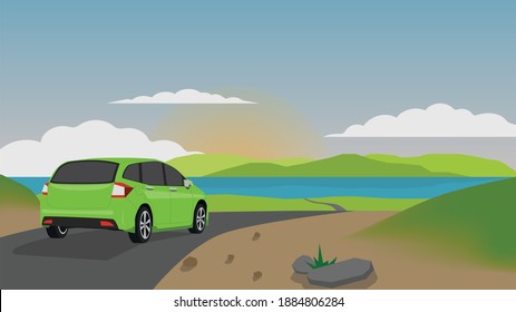 Los coches verdes conducen por la carretera asfaltada hacia los lugares de interés del mar. Con el paisaje abierto de pradera y el sol de la noche.