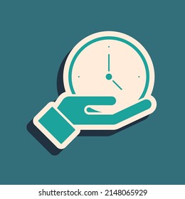 Icono de Reloj verde aislado en fondo verde. Símbolo de tiempo. Estilo de sombra larga. Vector
