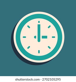 Icono de reloj verde aislado sobre fondo verde. Símbolo de tiempo. Estilo de sombra larga. Vector