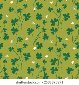 Hojas de trébol verde con impresión abstracta de flores de trébol sobre fondo verde. Fondo de pantalla decorativo para el diseño de vacaciones del día de San Patricio. Vector ilustración de stock.