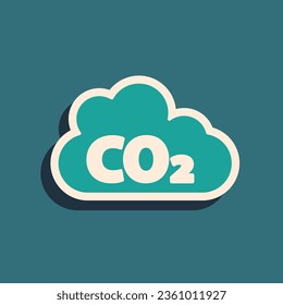 Emisiones verdes de CO2 en el icono de la nube aisladas en el fondo verde. Fórmula de dióxido de carbono, concepto de contaminación por smog, concepto de medio ambiente. Estilo de sombra larga. Vector