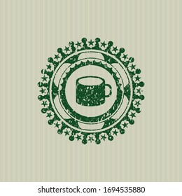 Icono de la taza de café verde dentro del sello de textura de hule de caucho del distrés