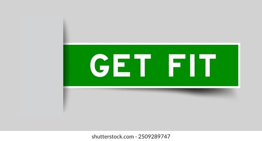 Rótulo adesivo de forma quadrada de cor verde com o word get fit inserido no plano de fundo cinza