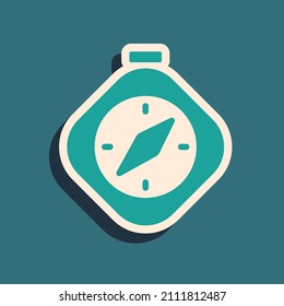 Icono de la brújula verde aislado en fondo verde. Símbolo de navegación de Windrose. Signo de rosa eólica. Estilo de sombra larga. Vector