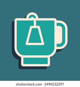 Taza de té verde con el icono de la bolsa de té aislado en el fondo verde. Estilo de sombra larga. Vector