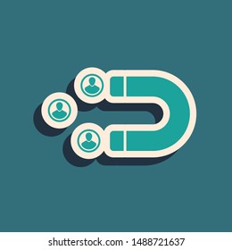 El cliente verde atrae un icono aislado en fondo azul. Retención, soporte y servicio del cliente. Los clientes atraen con imán. Estilo de sombra largo. Ilustración vectorial
