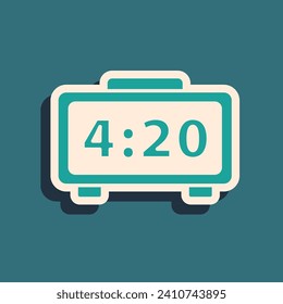 Icono de reloj de alarma digital verde aislado en fondo verde. Reloj de alarma de reloj electrónico. Icono de tiempo. Estilo de sombra larga. Ilustración vectorial