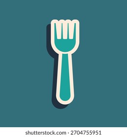 Icono de horquilla de plástico desechable verde aislado sobre fondo verde. Estilo de sombra larga. Ilustración vectorial