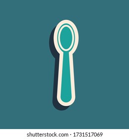 Icono de cuchara de plástico verde desechable aislado en fondo verde. Estilo de sombra larga. Ilustración vectorial