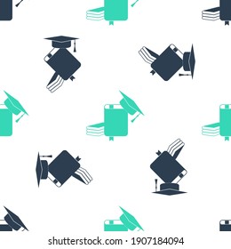 El tapón de graduación verde y el icono del libro aislaron un patrón sin fisuras en el fondo blanco. Vector.
