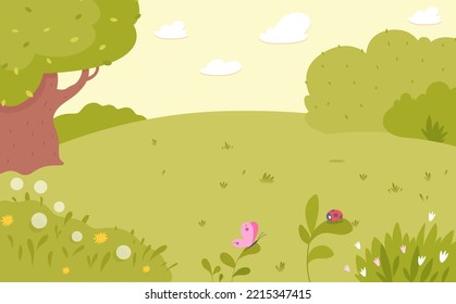 Grünes Grasfeld im Sommer oder Frühjahrslandschaft Vektorgrafik. Cartoon süße Landschaft Outdoor-Szene mit Wiese auf Hügeln, Waldbäumen und Büschen, Schmetterling und Ladybug auf floralem Hintergrund