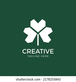 Geometrisches, einfaches und minimalistisches Logo für die Markenidentität von grünen Blättern