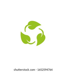 Grünes Blatt Recycling. Rahmenstil nachziehen. Vektorillustration. Einzeln auf weißem Hintergrund.
