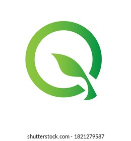 logotipo de letras verdes q iniciales. logotipo para ecológicos. logotipo herbal
