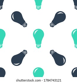 Icono de la bombilla verde aislado de un patrón sin fisuras en el fondo blanco. Símbolo de energía e ideas. Luz eléctrica. Vector.