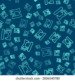 Icono de la máquina de coser de línea verde aislado patrón transparente en fondo azul.  Vector