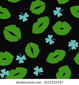 Grüne Lippe mit blauem Kleeblattdruck auf schwarzem Hintergrund. Nahtloses Muster mit Kuss. Dekorative Tapete für St Patrick's Day Urlaubsdesign. Küss mich, ich bin Ire. Vektorgrafik.