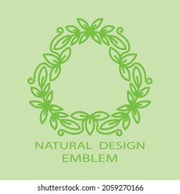 Grüne Logo-Design-Vorlage. Emblem für ganzheitliche Medizin Zentrum, Yoga-Klasse, natürliche und organische Lebensmittel und Verpackung. Dreiecksform aus Blättern und Blumen. Vektorgrafik