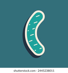 Icono de archivo de uñas verdes aislado sobre fondo verde. Manicura. Estilo de sombra larga. Vector