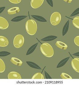 Aceitunas verdes en una rama, rodajas, posadas sobre un fondo verde.El patrón vectorial de aceitunas se puede usar en textiles, papel pintado, pancartas.