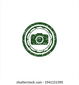 Icono verde de la cámara fotográfica dentro del sello grunge de la angustia. 