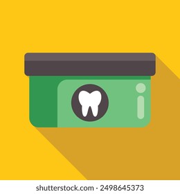 Contenedor de plástico verde con hilo dental está acostado sobre fondo amarillo