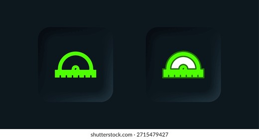 Rejilla verde del transportador para medir el icono de los grados aislado en fondo negro. Medidor de ángulo de inclinación. Herramienta de medición. símbolo geométrico. Botón cuadrado negro. Vector