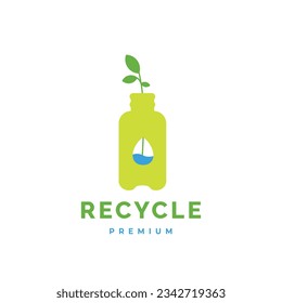 Logo de la botella de reciclaje verde con entorno de naturaleza foliar icono de plantilla de vector