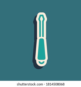 Icono de destornillador verde aislado en fondo verde. Símbolo de herramienta de servicio. Estilo de sombra larga. Vector.