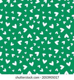 Patrón verde sin fisuras con corazones blancos.