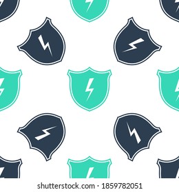 Green Secure shield con icono de relámpago aislado a fondo blanco. Seguridad, seguridad, protección, concepto de privacidad. Vector.