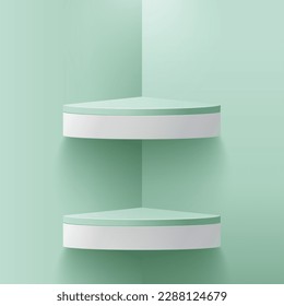 Estante verde para presentación de productos con luz natural sobre fondo verde. Estanterías para mostrar productos adecuados para publicidad