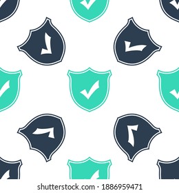 Escudo verde con icono de marca de verificación aislado patrón sin fisuras sobre fondo blanco. Símbolo de protección. Icono de comprobación de seguridad. Icono de marca aprobada. Vector.