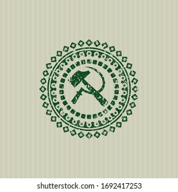 Grüne Sichel- und Hammersymbol innerhalb einer gestörten Kautschukstruktur
