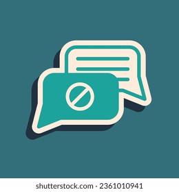 Icono de chat de burbuja del discurso verde aislado en fondo verde. Icono de mensaje. Símbolo de chat de comunicación o comentario. Estilo de sombra larga. Vector
