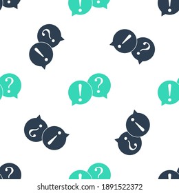 Las burbujas de Green Speech con el icono de las marcas de interrogación y exclamación aislan un patrón sin fisuras en el fondo blanco. Signo de FAQ. Copiar archivos, chats speech bubble. Vector.