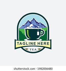 Diseño del logo de la taza de té verde con fondo de montaña