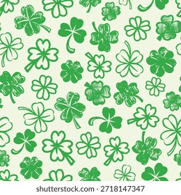 Árbol verde y trébol de cuatro hojas sin patrón para el día de San Patricio. Elementos grungy dibujados a mano del día de fiesta irlandés nacional para la materia textil, el empaquetado y el embalaje del regalo