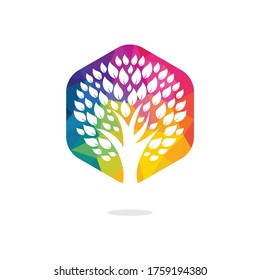 Diseño del logo del árbol verde. Resumen del diseño vectorial de elementos orgánicos. 