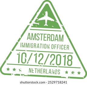 Un sello de inmigración triangular verde de Ámsterdam presenta un icono de avión junto con la fecha 10122018 e indica que fue emitido por un oficial de inmigración en los Países Bajos.