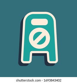 Plano verde y limpieza en curso icono aislado en fondo verde. El concepto de servicio de limpieza. Estilo de sombra largo. Ilustración vectorial