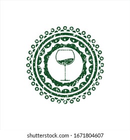 Icono de copa de vino verde dentro de la estampilla de estilo grunge de socorro