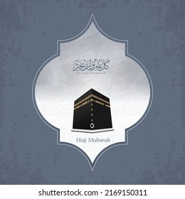 Tarjeta de saludo para Eid Mubarak con vector Kaaba y caligrafía árabe traducida como "Eid Adha Mubarak"