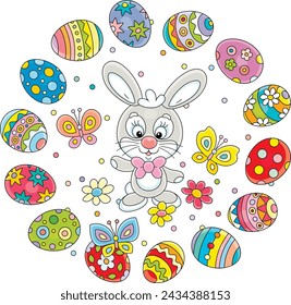 Grußkarte mit einem glücklichen Osterhasen und bunt bemalten Geschenkeiern mit fröhlichen Schmetterlingen, die herumfliegen, Vektor-Cartoon-Illustration isoliert auf weißem Hintergrund