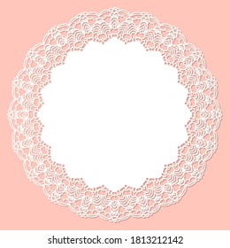 Tarjeta de saludo con borde redondo de apertura, papel bajo la torta, invitación a la boda. Marco blanco con encaje para corte de papel o madera. Ornamento Doily. Decoración redonda.