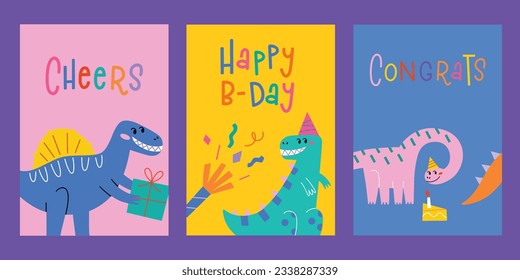 Tarjetas de saludo para cumpleaños, eventos para niños. Composiciones sonrientes de dinosaurios. Conjunto de plantillas con letras escritas a mano, feliz día b, ovaciones, felicitaciones. Arreglos vectores con tirannosauro