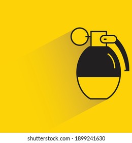 granada con sombra de caída sobre fondo amarillo
